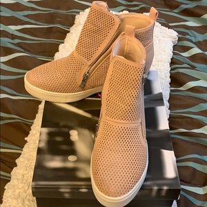 Size 7 1/2 blush fashion bootie